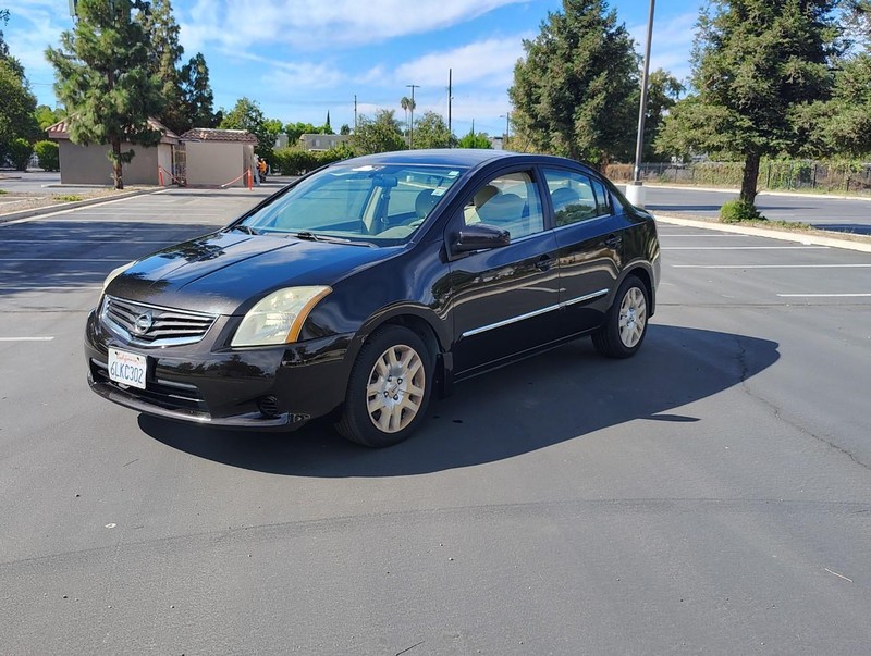 Nissan Sentra Vehicle Full-screen Gallery Image 03