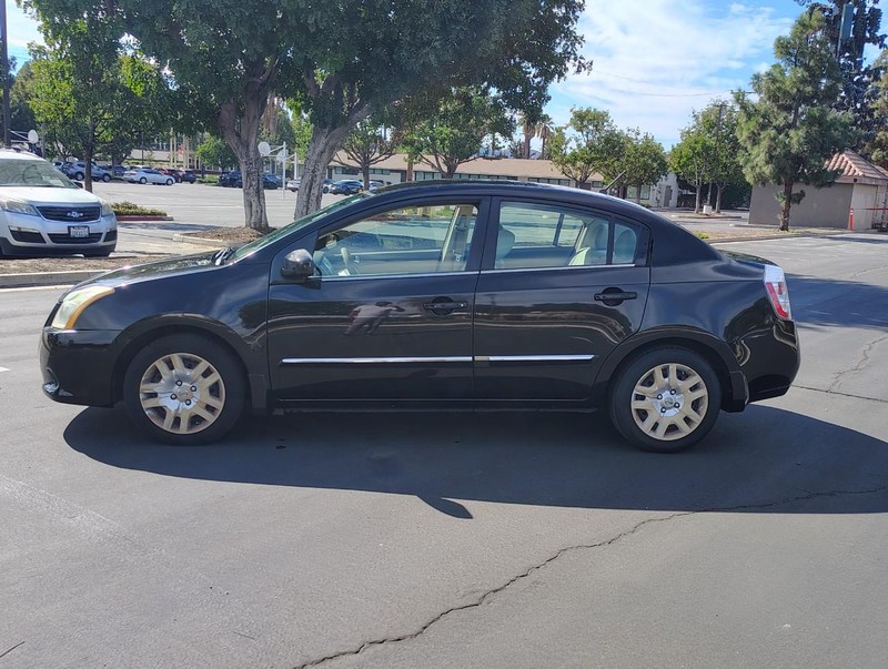 Nissan Sentra Vehicle Full-screen Gallery Image 04