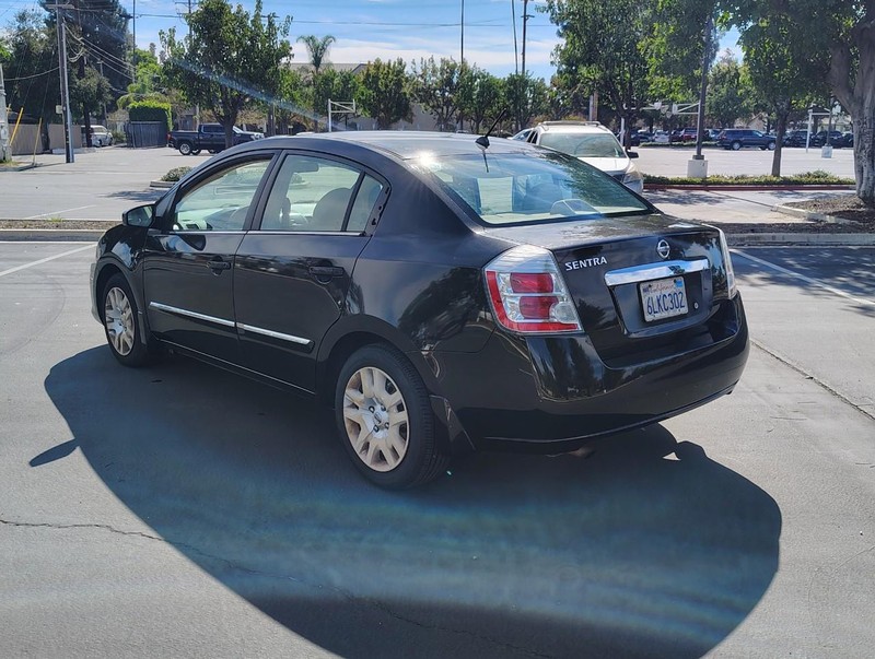 Nissan Sentra Vehicle Full-screen Gallery Image 05