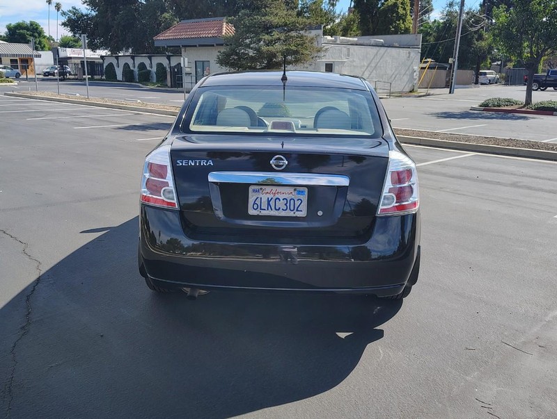 Nissan Sentra Vehicle Full-screen Gallery Image 06