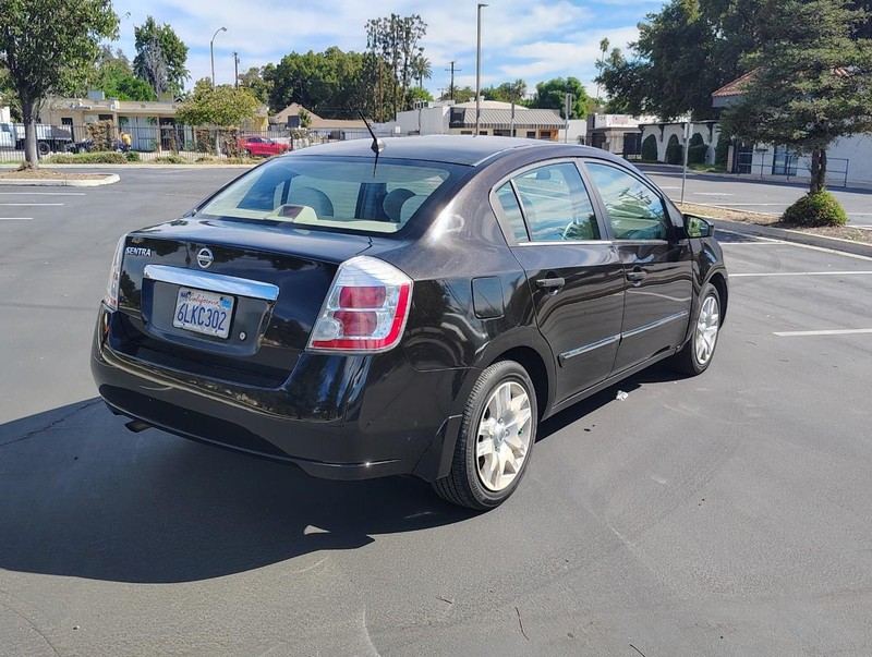 Nissan Sentra Vehicle Full-screen Gallery Image 07
