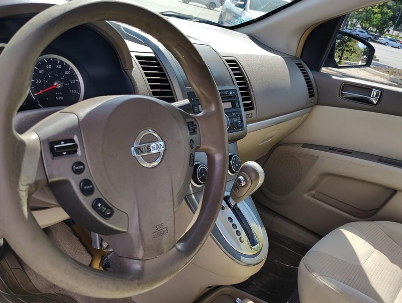 Nissan Sentra Vehicle Full-screen Gallery Image 09