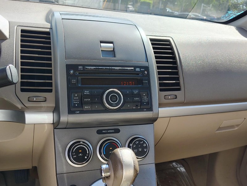 Nissan Sentra Vehicle Full-screen Gallery Image 10