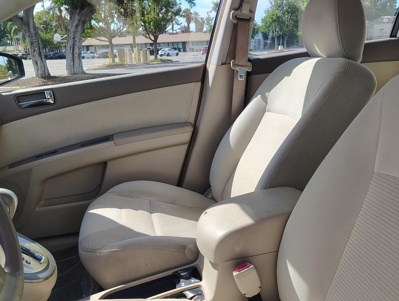 Nissan Sentra Vehicle Full-screen Gallery Image 11