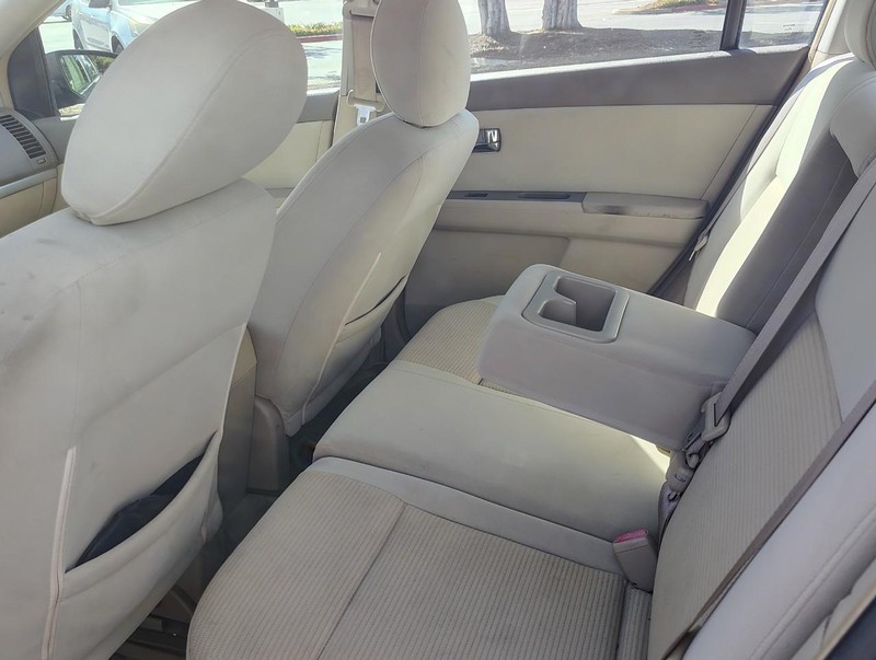 Nissan Sentra Vehicle Full-screen Gallery Image 12