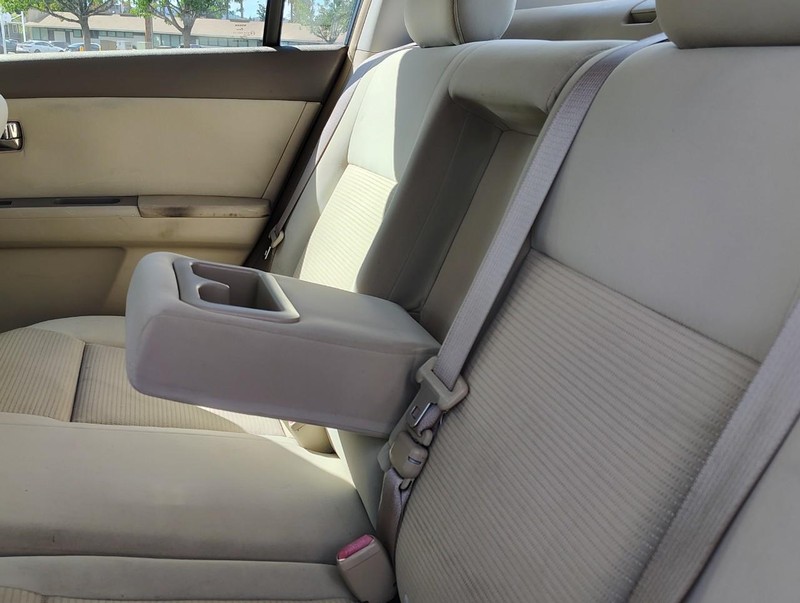 Nissan Sentra Vehicle Full-screen Gallery Image 13