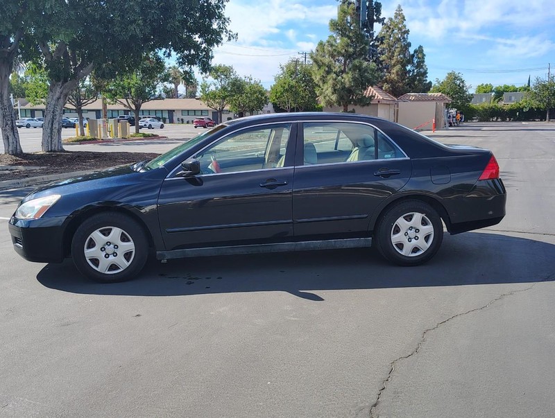 Honda Accord Sedan Vehicle Full-screen Gallery Image 04