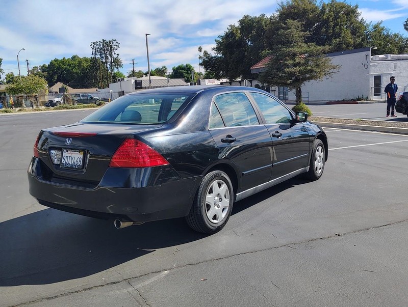 Honda Accord Sedan Vehicle Full-screen Gallery Image 07