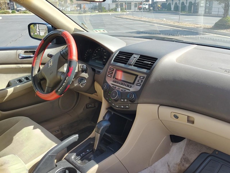 Honda Accord Sedan Vehicle Full-screen Gallery Image 09