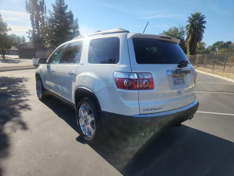 GMC Acadia Vehicle Full-screen Gallery Image 03