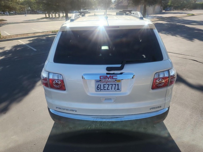 GMC Acadia Vehicle Full-screen Gallery Image 04