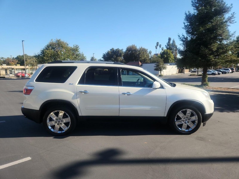 GMC Acadia Vehicle Full-screen Gallery Image 06
