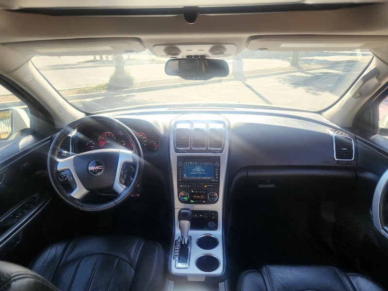 GMC Acadia Vehicle Full-screen Gallery Image 09