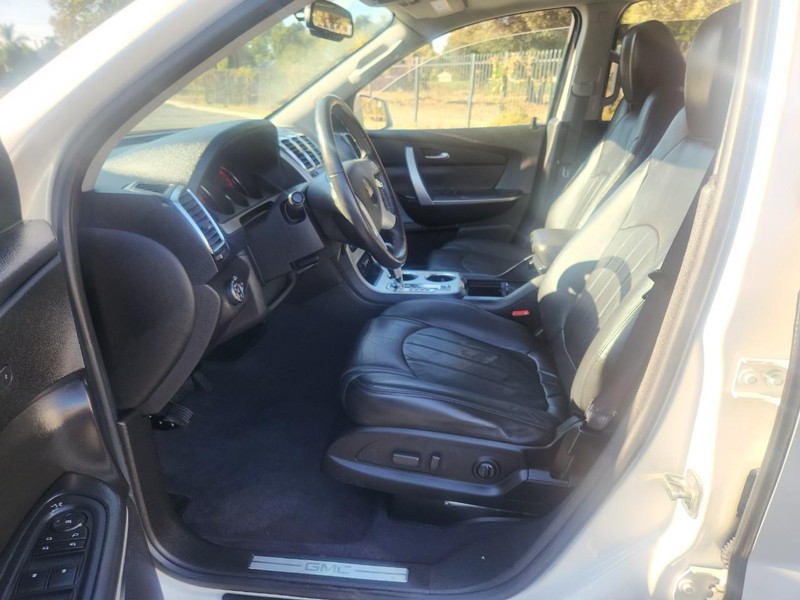 GMC Acadia Vehicle Full-screen Gallery Image 12