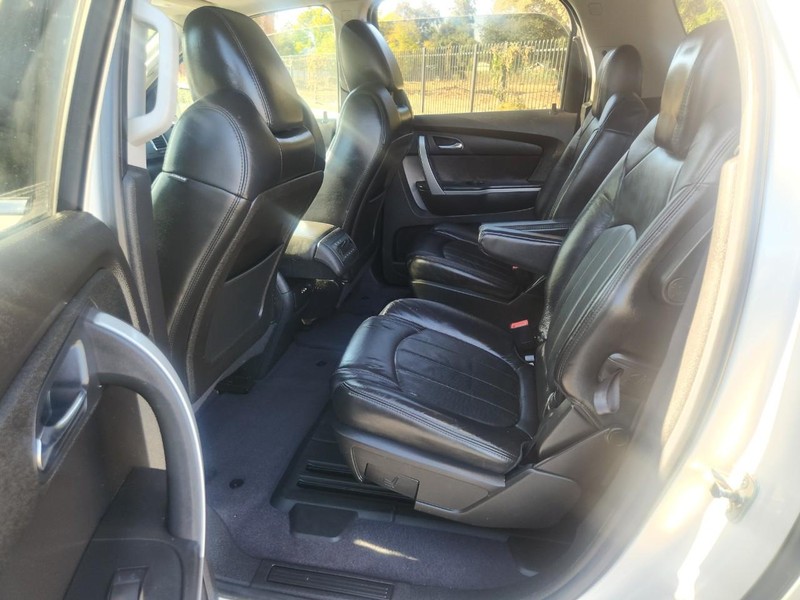 GMC Acadia Vehicle Full-screen Gallery Image 13