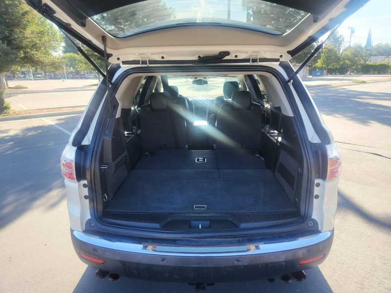 GMC Acadia Vehicle Full-screen Gallery Image 16