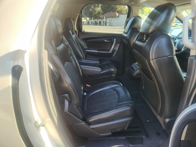 GMC Acadia Vehicle Full-screen Gallery Image 18