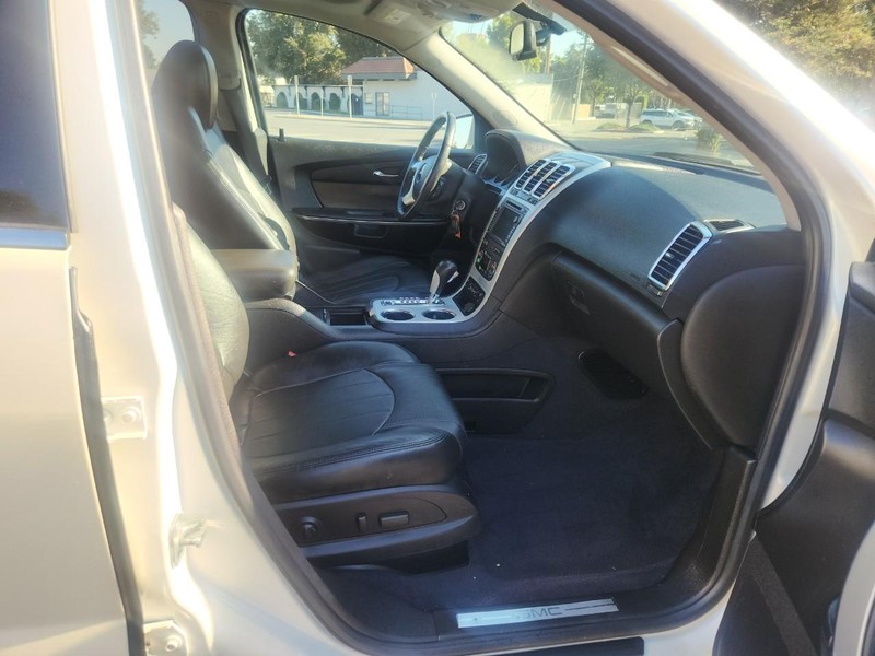 GMC Acadia Vehicle Full-screen Gallery Image 19