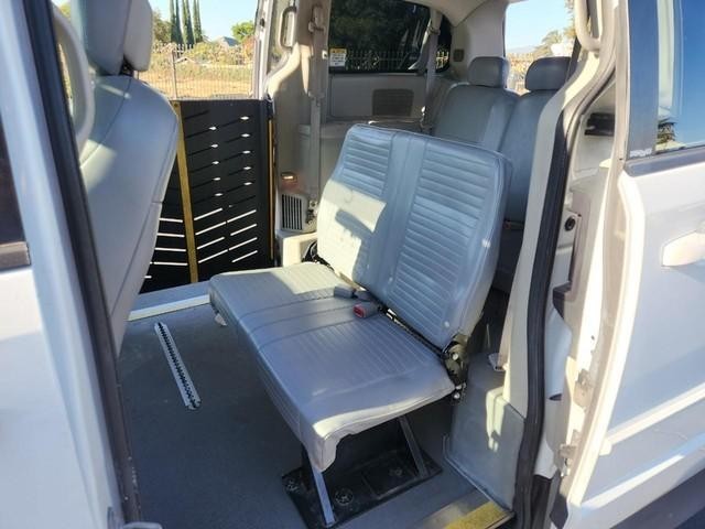 Dodge Grand Caravan Vehicle Full-screen Gallery Image 12