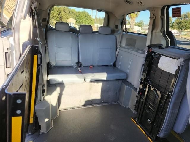 Dodge Grand Caravan Vehicle Full-screen Gallery Image 13