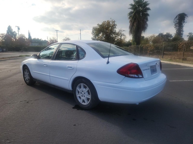 Ford Taurus Vehicle Full-screen Gallery Image 03