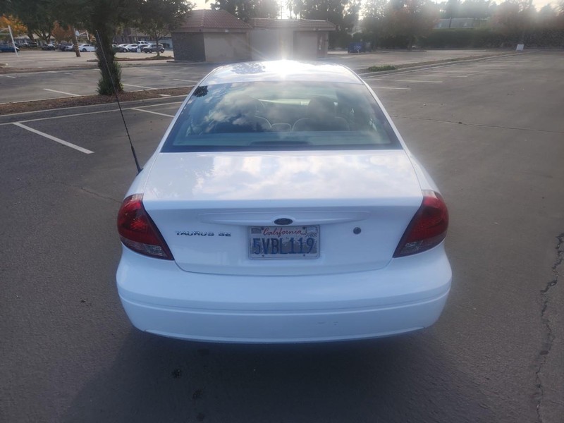 Ford Taurus Vehicle Full-screen Gallery Image 04