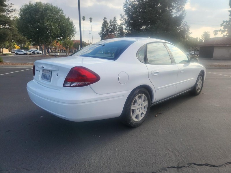 Ford Taurus Vehicle Full-screen Gallery Image 05