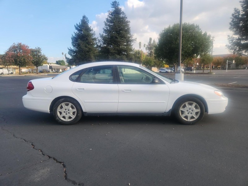 Ford Taurus Vehicle Full-screen Gallery Image 06