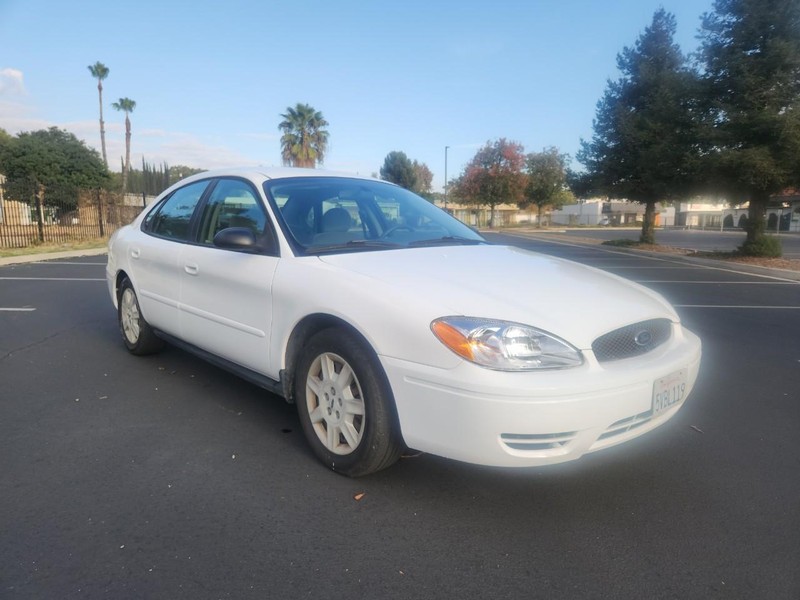 Ford Taurus Vehicle Full-screen Gallery Image 07