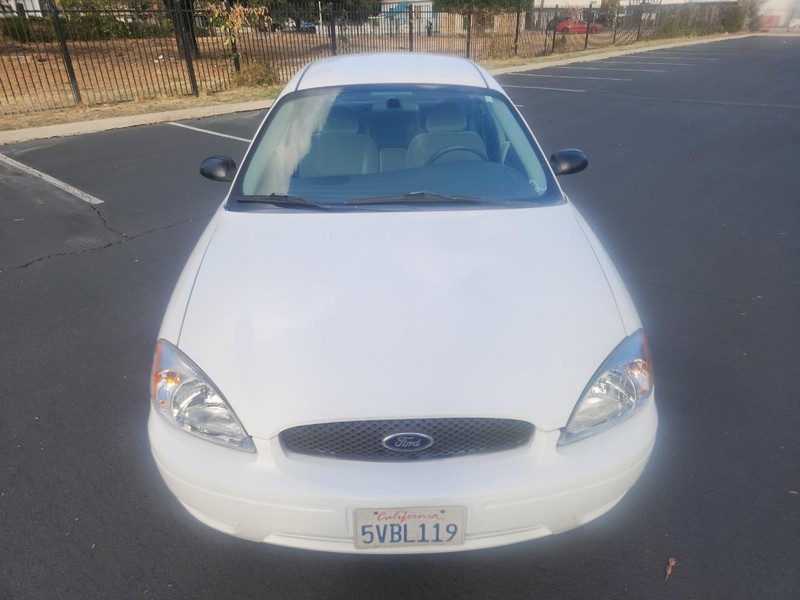 Ford Taurus Vehicle Full-screen Gallery Image 08