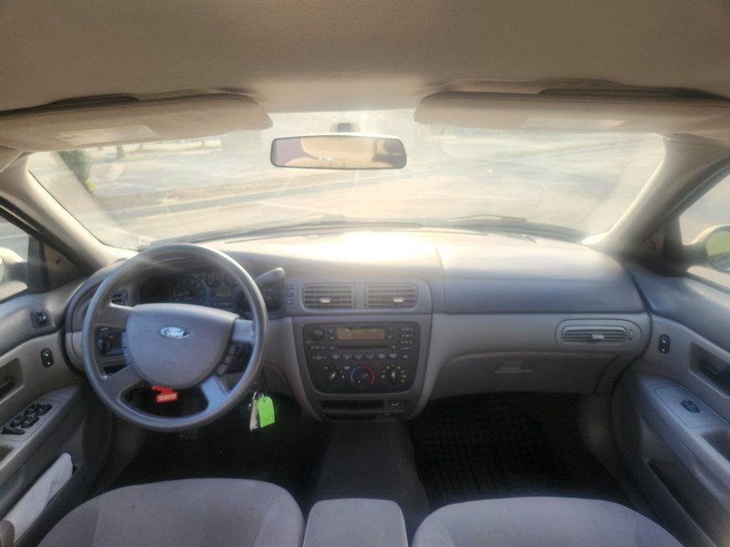 Ford Taurus Vehicle Full-screen Gallery Image 09