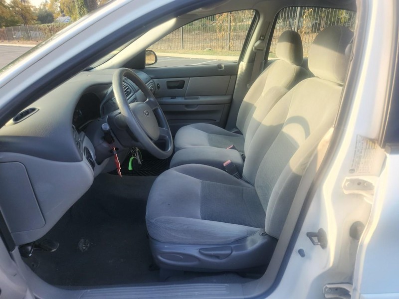 Ford Taurus Vehicle Full-screen Gallery Image 11