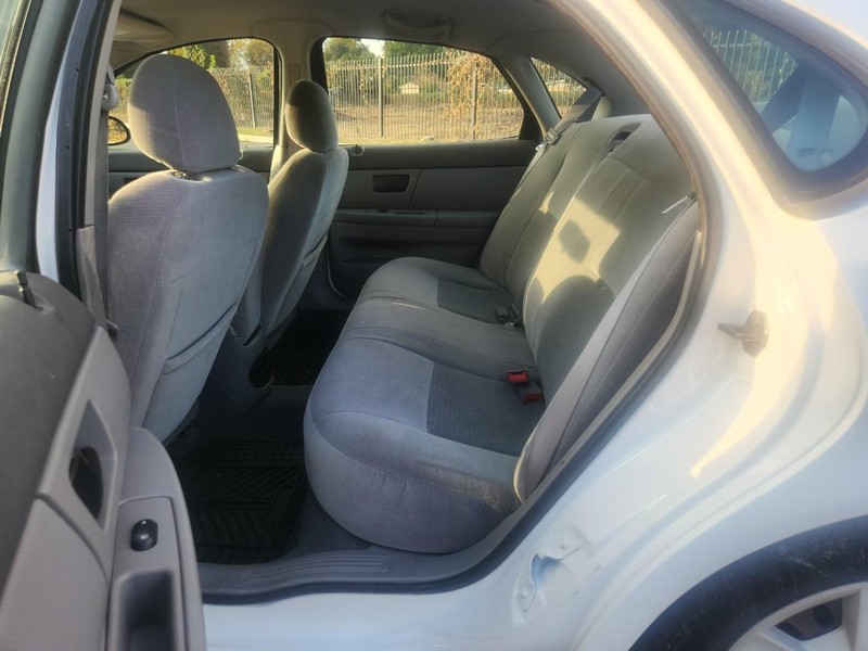 Ford Taurus Vehicle Full-screen Gallery Image 12