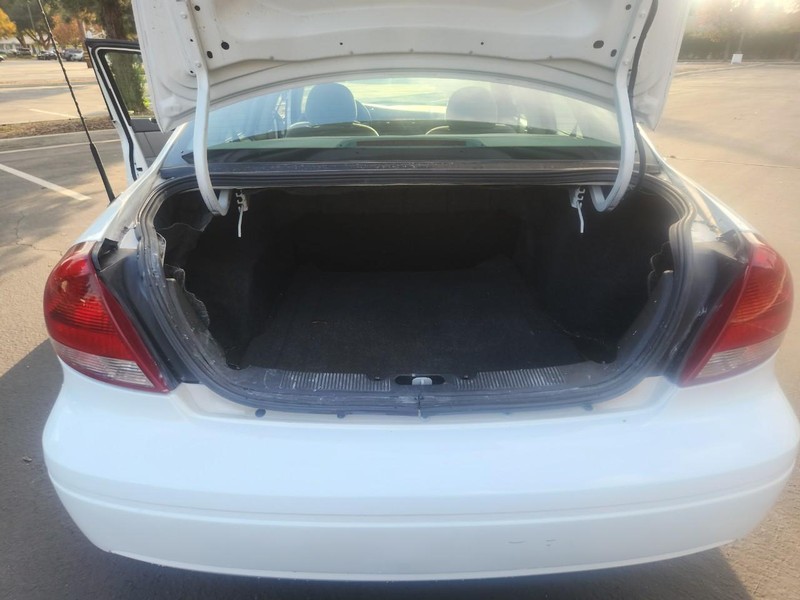 Ford Taurus Vehicle Full-screen Gallery Image 13