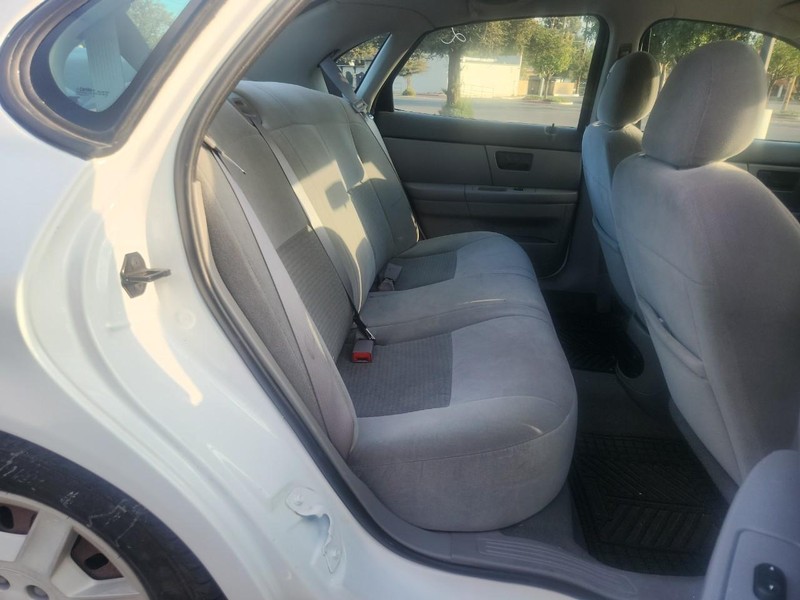 Ford Taurus Vehicle Full-screen Gallery Image 14