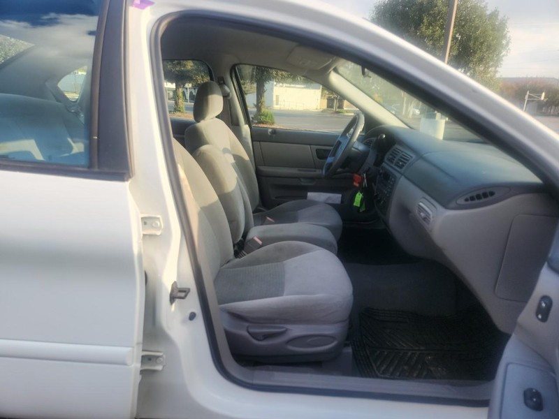 Ford Taurus Vehicle Full-screen Gallery Image 15