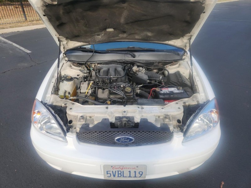 Ford Taurus Vehicle Full-screen Gallery Image 16