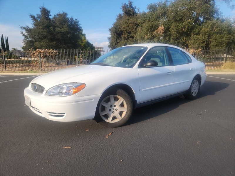 Ford Taurus Vehicle Full-screen Gallery Image 17