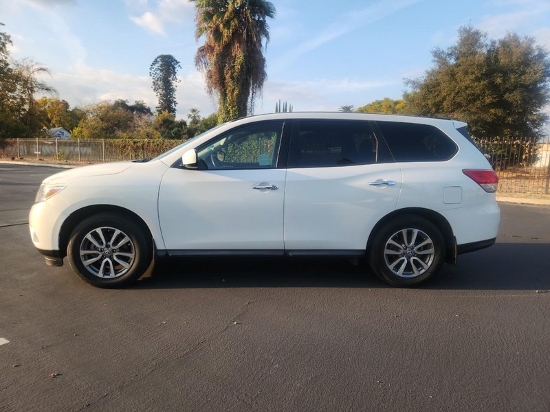 Nissan Pathfinder Vehicle Full-screen Gallery Image 02