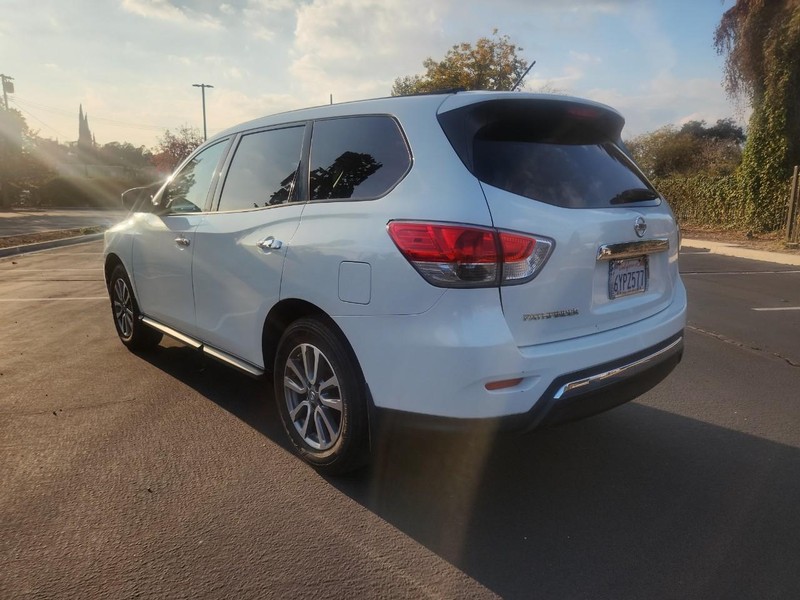 Nissan Pathfinder Vehicle Full-screen Gallery Image 03