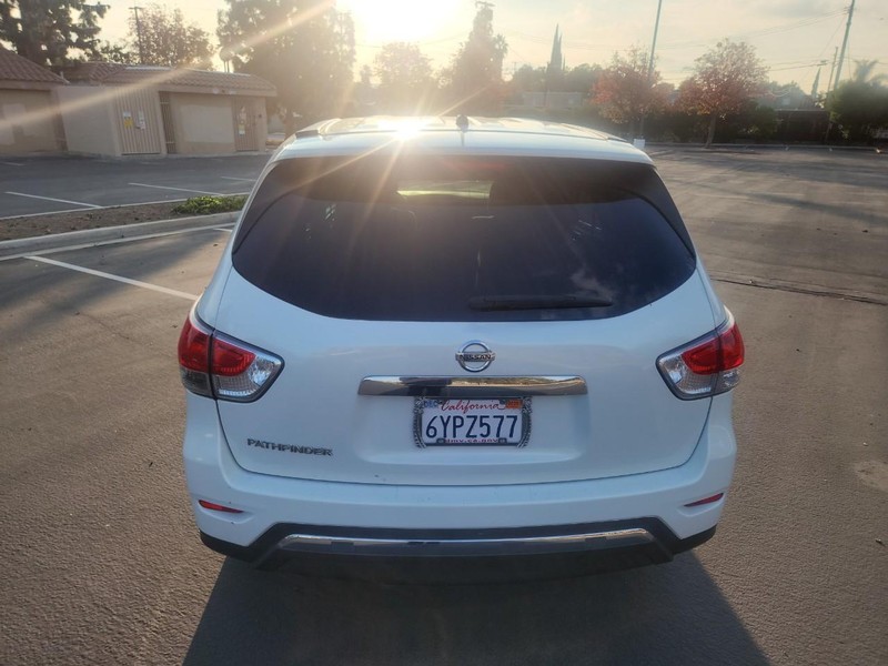 Nissan Pathfinder Vehicle Full-screen Gallery Image 04