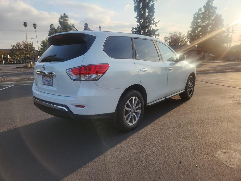 Nissan Pathfinder Vehicle Full-screen Gallery Image 05