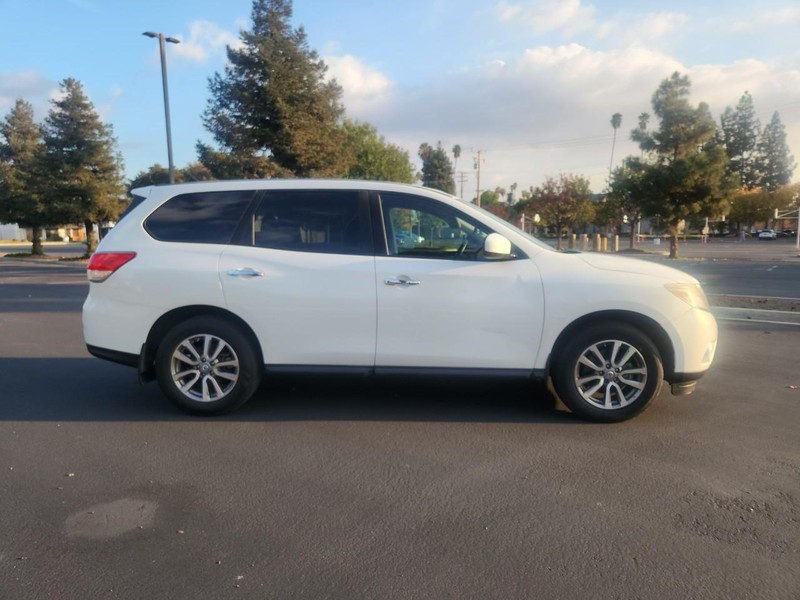 Nissan Pathfinder Vehicle Full-screen Gallery Image 06