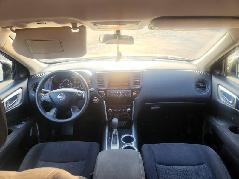 Nissan Pathfinder Vehicle Full-screen Gallery Image 09