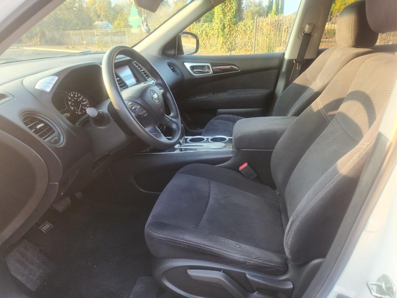 Nissan Pathfinder Vehicle Full-screen Gallery Image 11