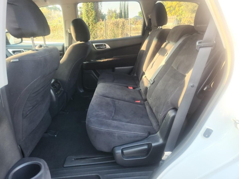 Nissan Pathfinder Vehicle Full-screen Gallery Image 12