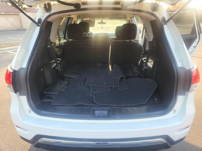 Nissan Pathfinder Vehicle Full-screen Gallery Image 14