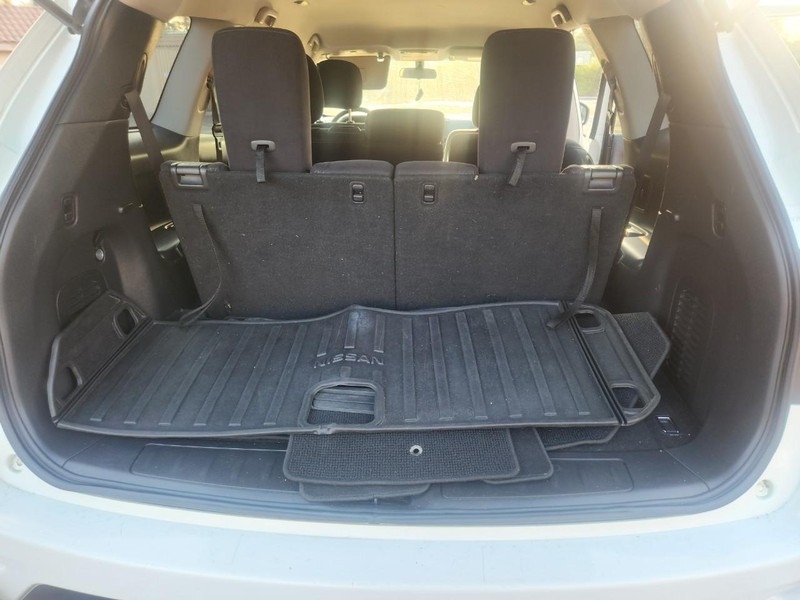 Nissan Pathfinder Vehicle Full-screen Gallery Image 15