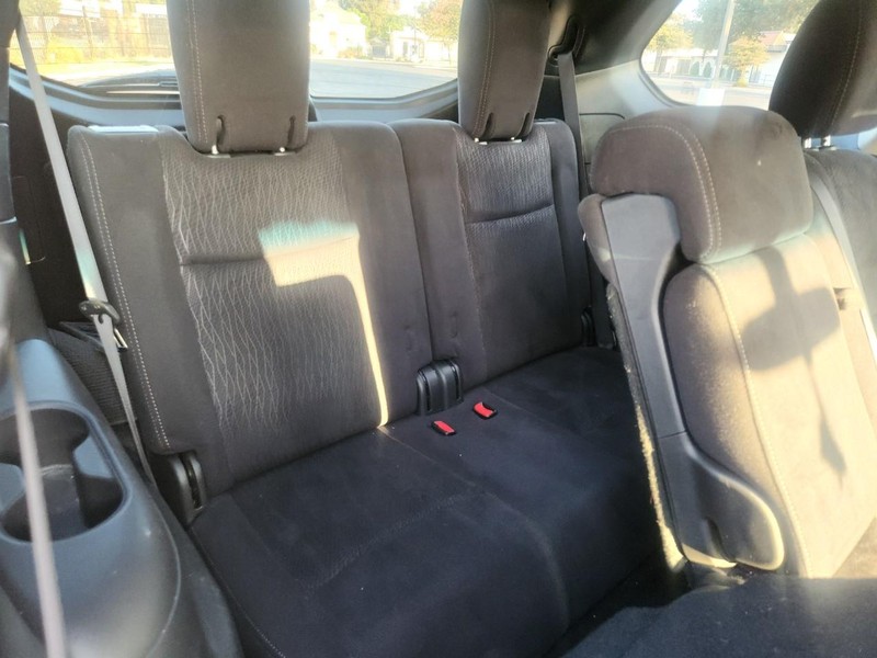 Nissan Pathfinder Vehicle Full-screen Gallery Image 16