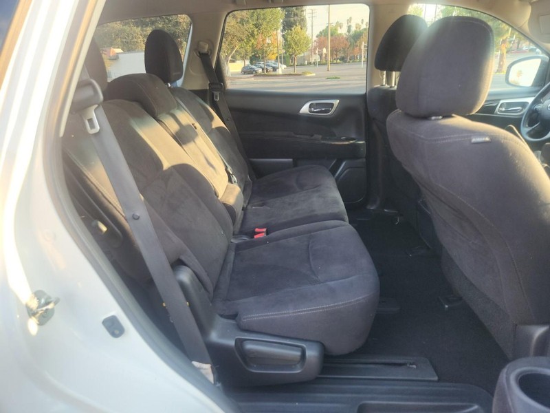 Nissan Pathfinder Vehicle Full-screen Gallery Image 17